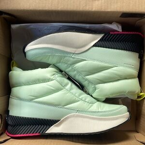 Sorel Out N About III Puffy Zip Sea Sprite Waterproof Boots - Women’s Size 10